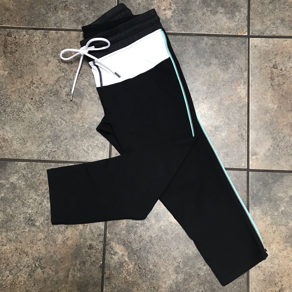 Fabletics Cropped Leggings Sz Medium Black/White